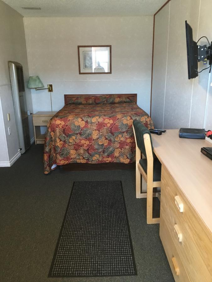 Winkys Motel Estevan Exterior foto